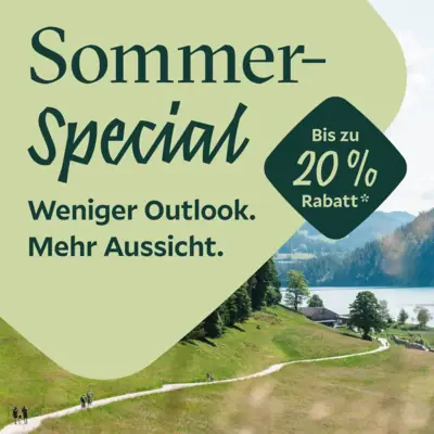 Sommer-Special Grünes Grasfeld mit Bäumen und einem See.