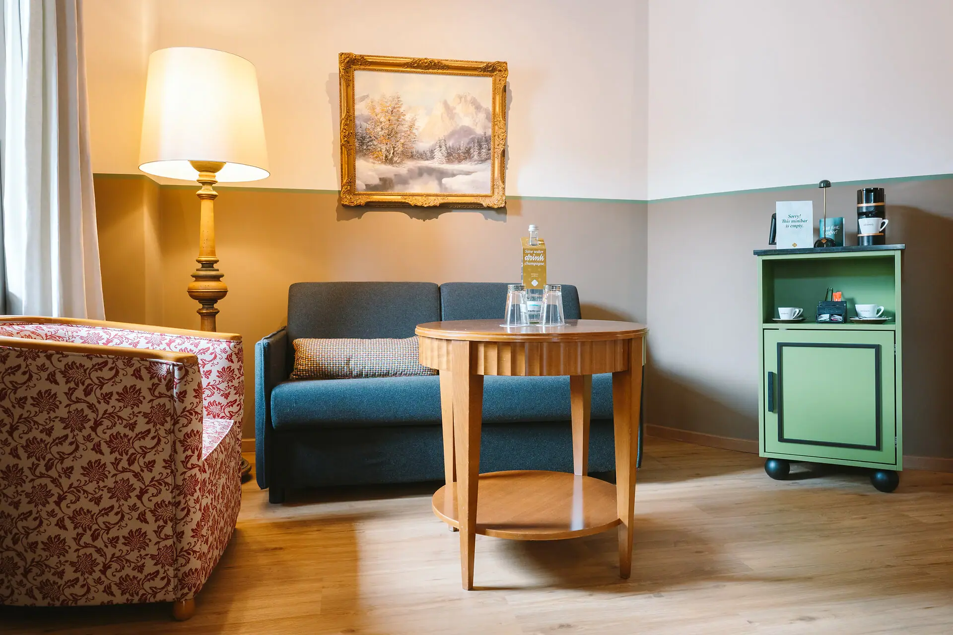 Sitzecke HENRI Hotel Garmisch-Partenkirchen Sitzecke HENRI Hotel Garmisch-Partenkirchen mit einem Sofa und einem Tisch.