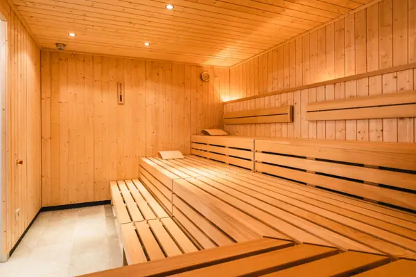 HENRI Kitzbühel Sauna Holzsauna mit Beleuchtung