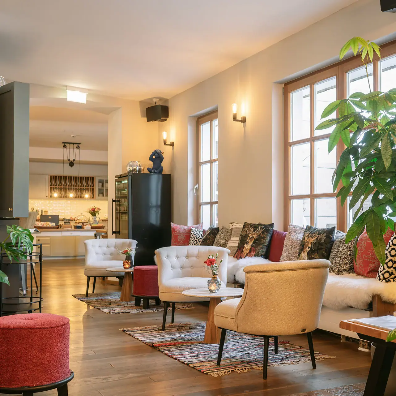 Wohnlounge und Bar im HENRI Kitzbühel Ein Zimmer mit einer Couch, Stühlen und einem Couchtisch.