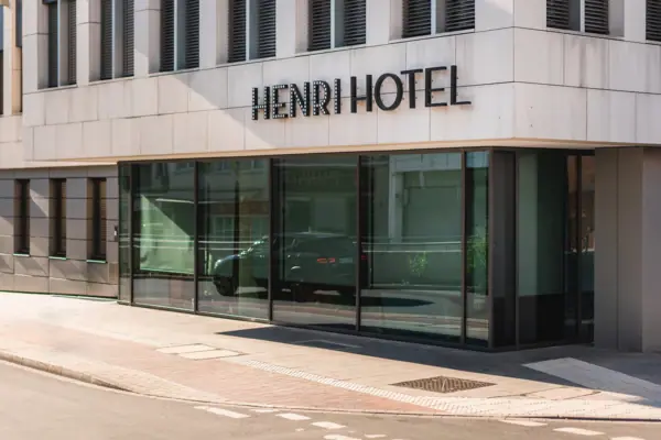 HENRI Düsseldorf Ein Gebäude mit Glasfenstern.