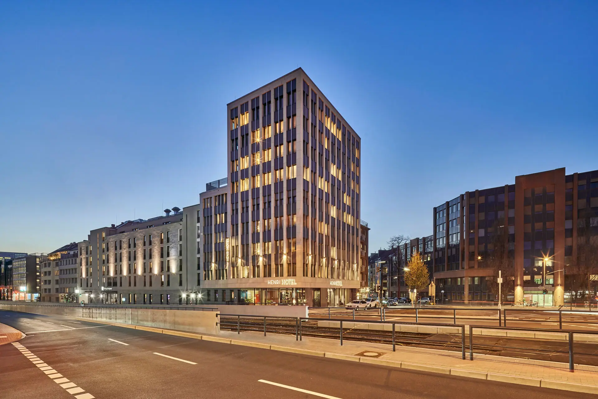 HENRI Düsseldorf Ein beleuchtetes Gebäude bei Nacht.