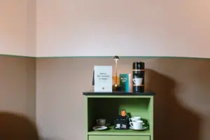 Hotelzimmer Kabinett im HENRI Hotel Garmisch-Partenkirchen Eine Zimmerbar in einem Hotelzimmer des HENRI Hotels in Garmisch-Partenkirchen mit einer Kaffee- und Teestation.