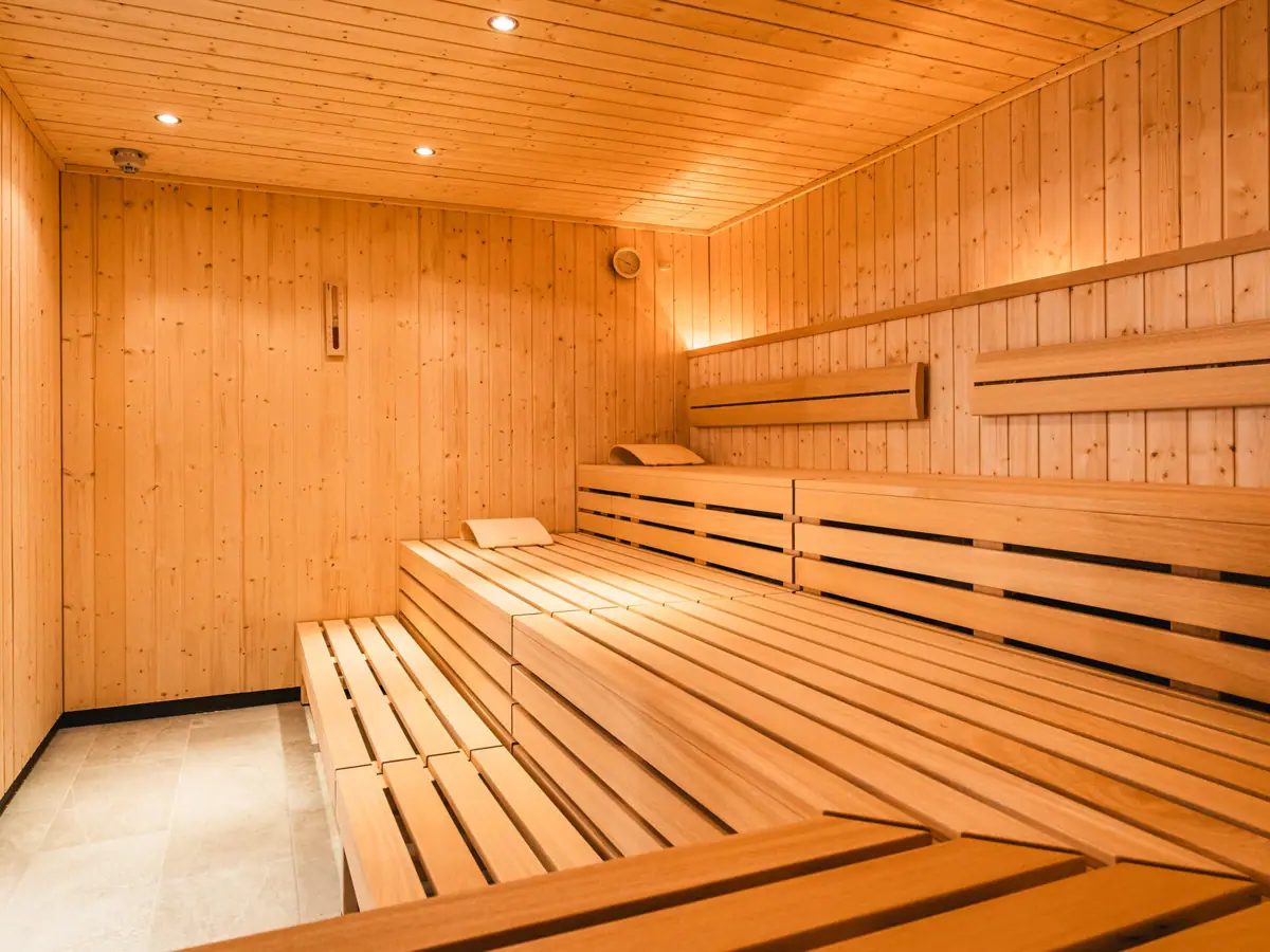 Sauna im HENRI Hotel Holzsauna mit Beleuchtung.