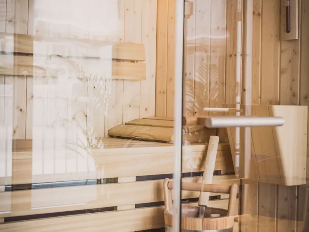 Sauna im HENRI Düsseldorf Ein hölzerner Eimer in einer Sauna.