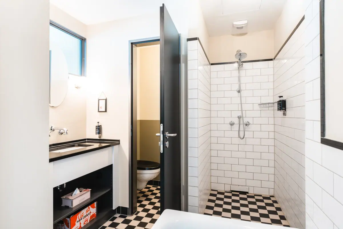 Badezimmer im HENRI Hotel Hamburg Ein Badezimmer mit Waschbecken und Dusche.