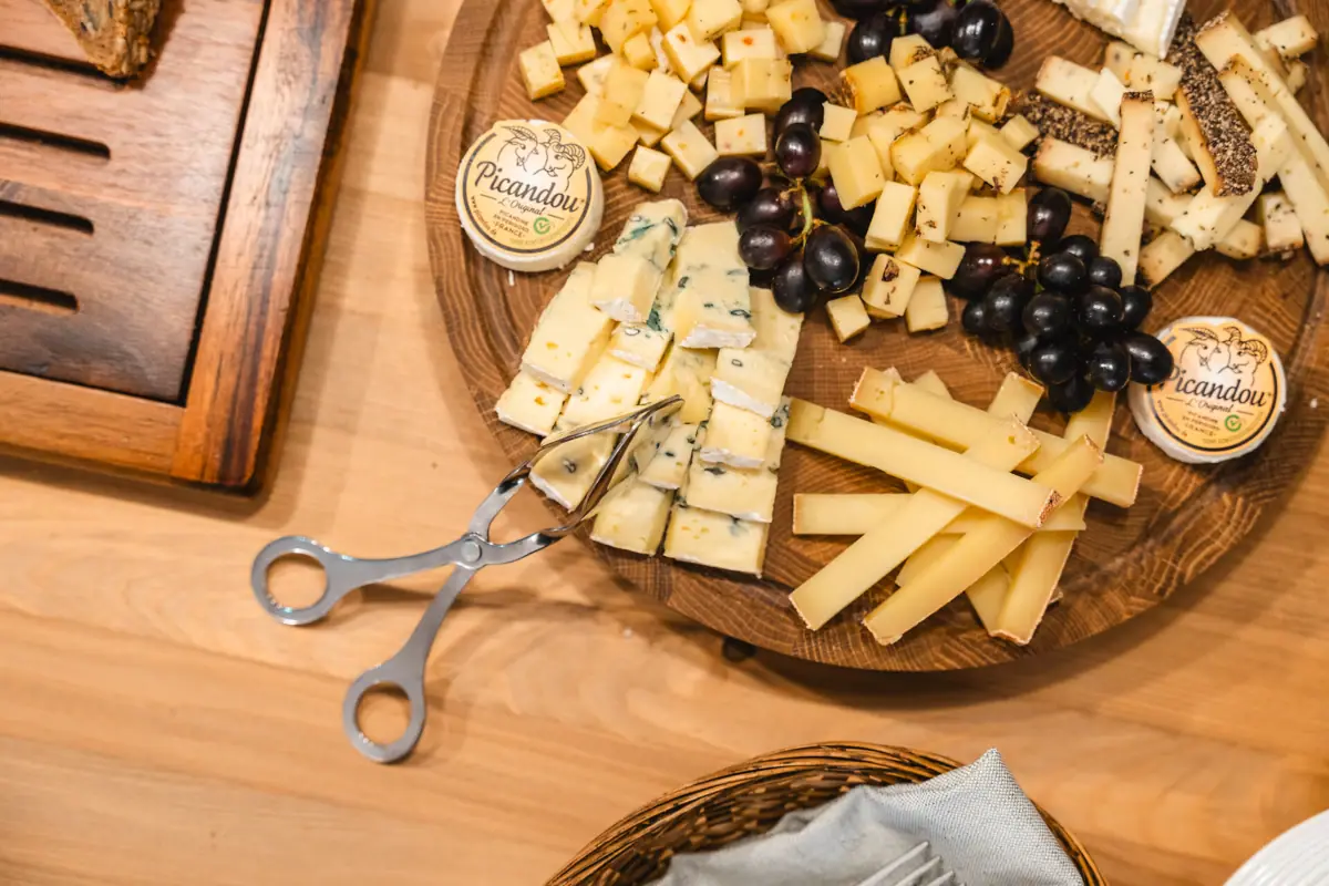 Käsebrett Ein Teller mit Käse und Trauben.