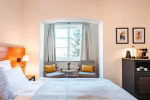 Bett Schlafzimmer mit Bett und Stühlen, inklusive Nachttisch und Kissen.