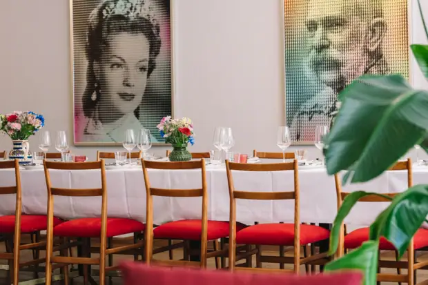 HENRI Hotel Kitzbühel Events Tagung Offsite Ein Tisch mit Stühlen und Weingläsern.