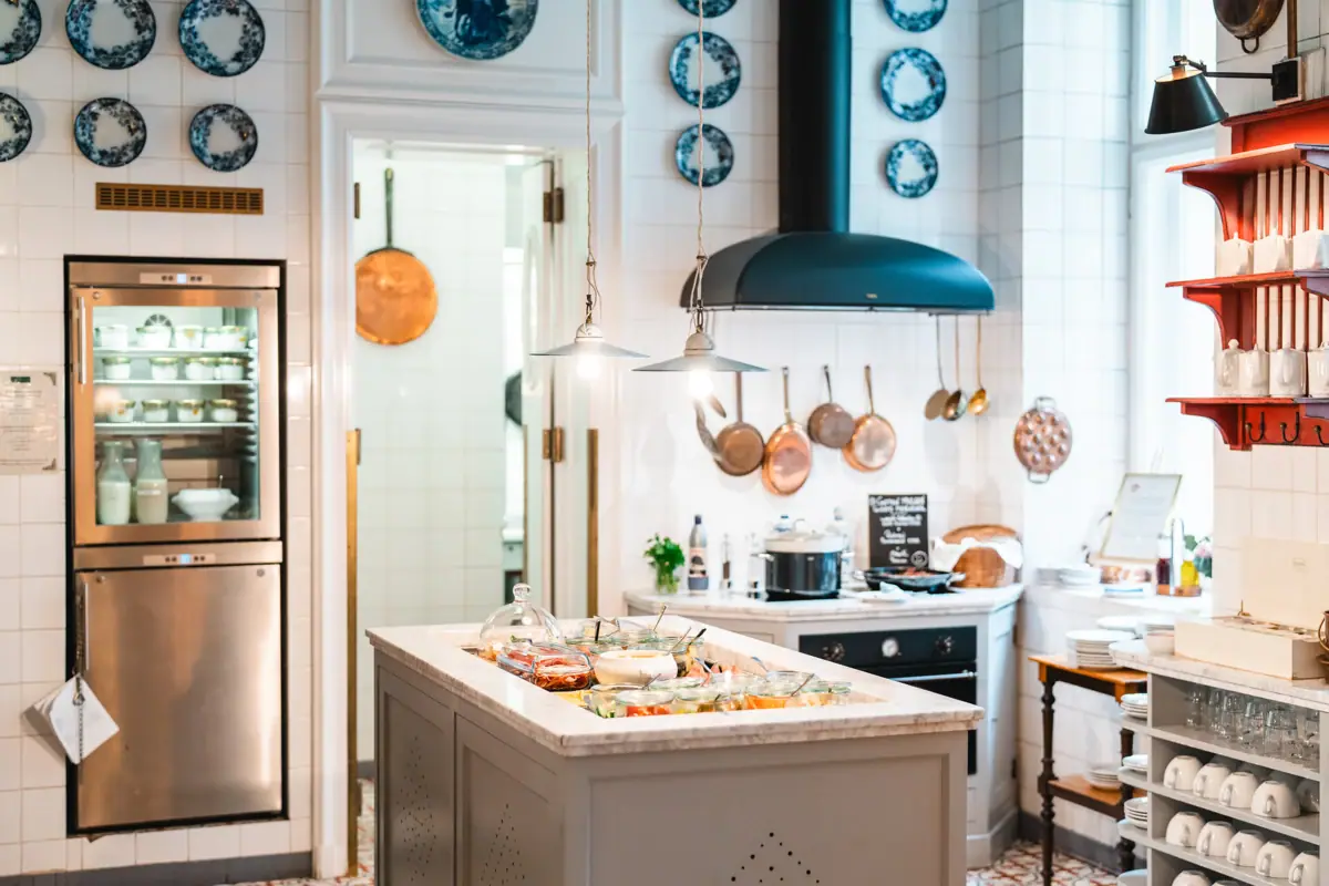 HENRI Berlin Küche Eine Küche mit einer großen Insel, auf der Essen liegt.