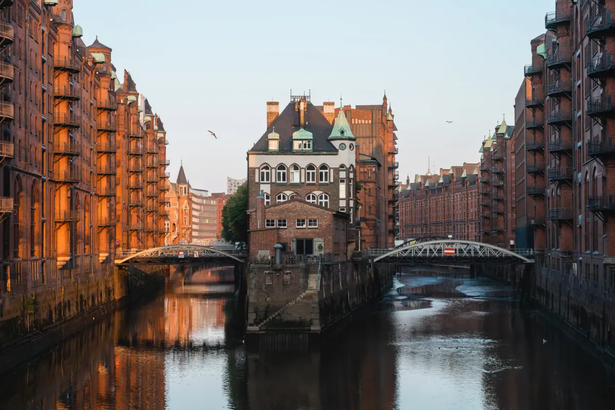 Speicherstadt Fluss mit Gebäuden und einer Brücke im Vordergrund.