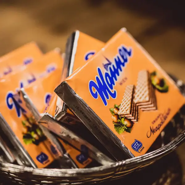 Manner Schnitten Ein Korb mit Snacks in einer Schüssel.