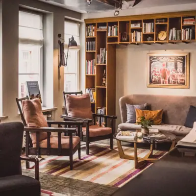Lobby HENRI Hotel Hamburg Lobby mit Couch und Couchtisch