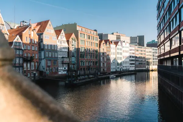 Nikolaifleet Wasser neben Gebäuden im Freien