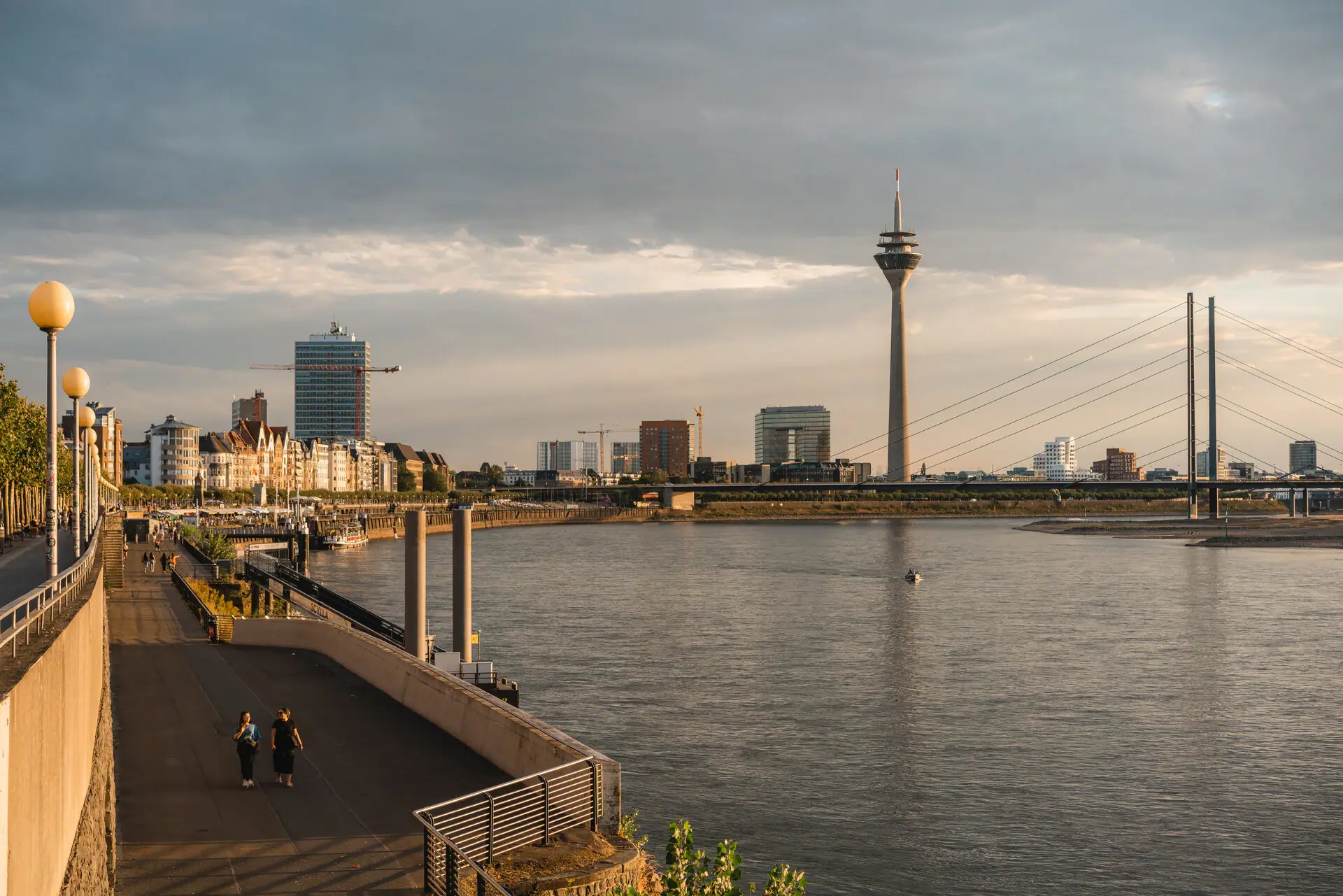 Düsseldorf Ein Gewässer mit einer Stadt im Hintergrund.