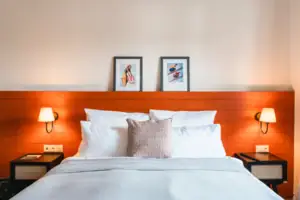 Bett Bett mit weißer Decke und rotem Kopfteil