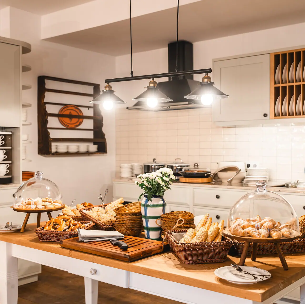 Frühstücksbuffet Ein Tisch mit Essen darauf.