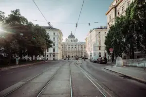 Straße in Wien Bahngleise in einer Stadtumgebung