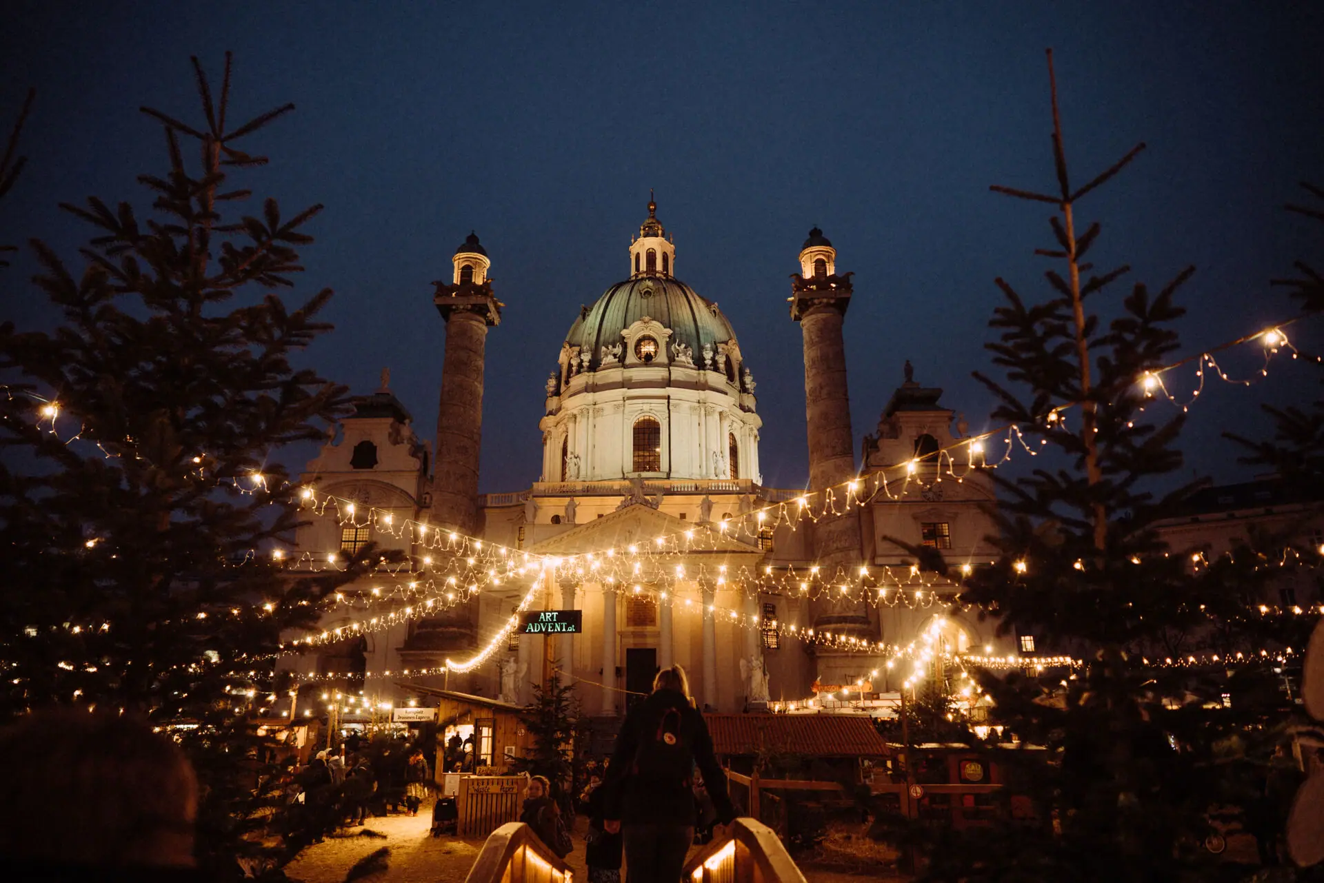 Karlskirche Ein beleuchtetes Gebäude mit Kuppel bei Nacht.