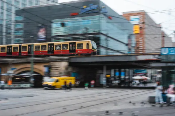 Berlin S Bahn Ein Zug auf einer Brücke im Freien.