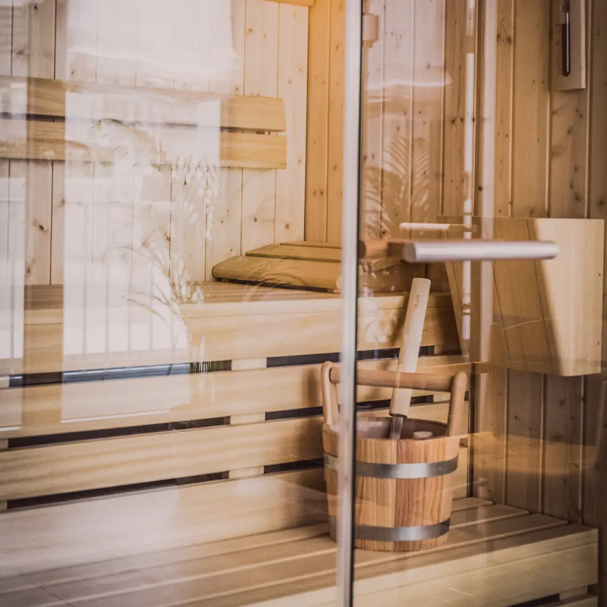 HENRI Sauna Holzeimer in einer Sauna