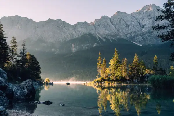 Eibsee mit Bergpanorama Der Eibsee mit Bäumen und Bergen im Hintergrund in der nähe von Garmisch-Partenkirchen.