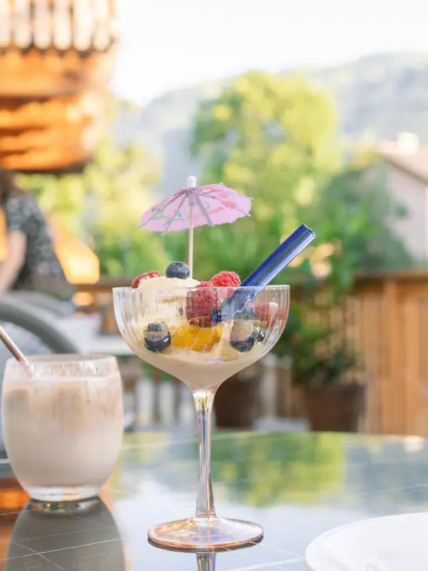 Eis und Kaffee Ein Tisch mit Desserts und Getränken.