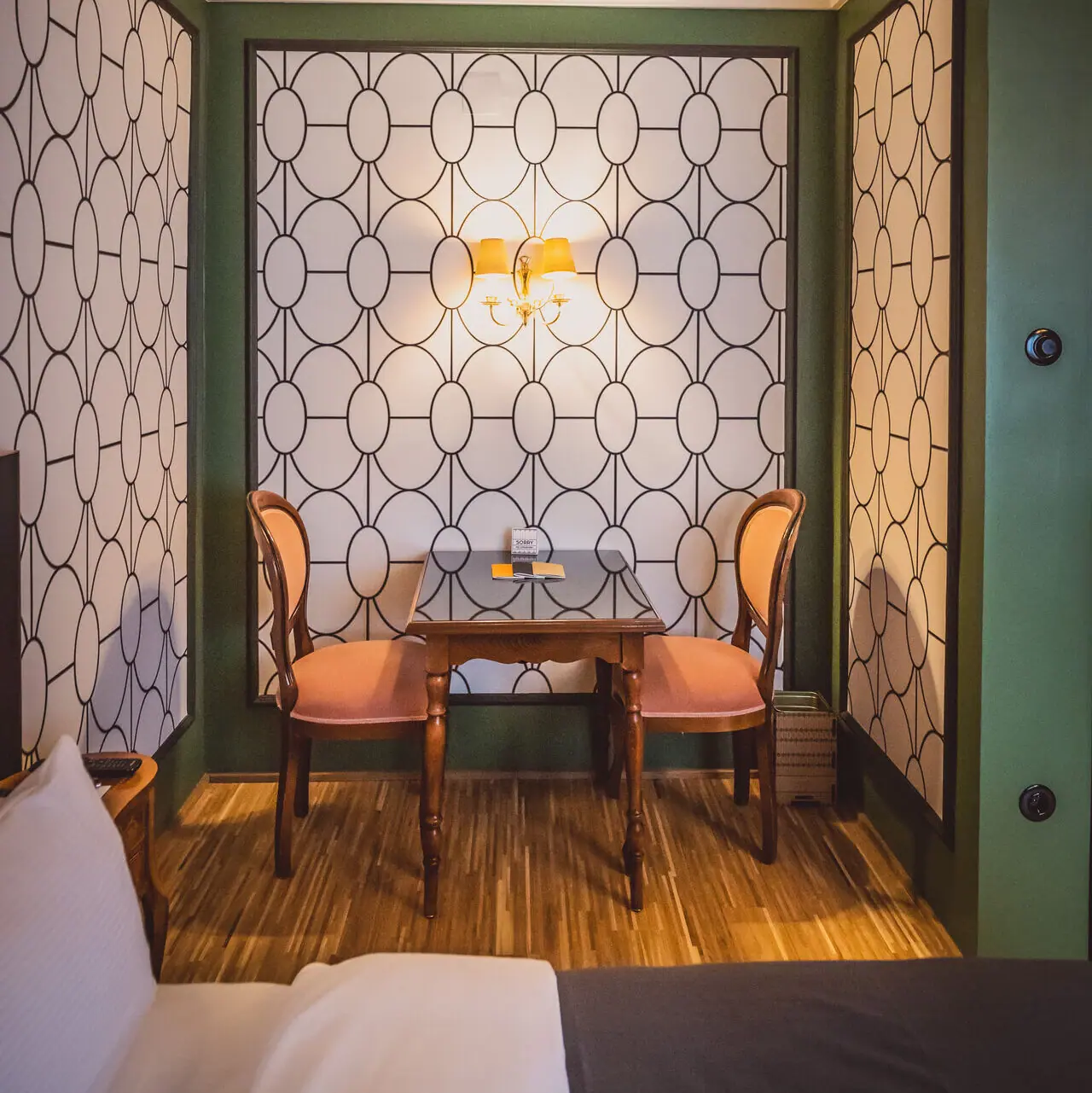 Sitzecke Ein Tisch und Stühle in einem Raum.