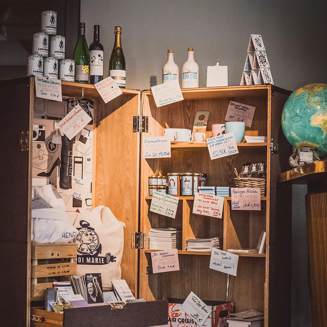 HENRI Shop Ein Schrank mit einem Regal voller Gegenstände.