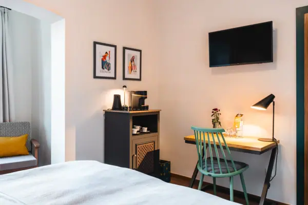 Kaffee- und Teestation Ein Zimmer mit Bett, Schreibtisch und Fernseher.