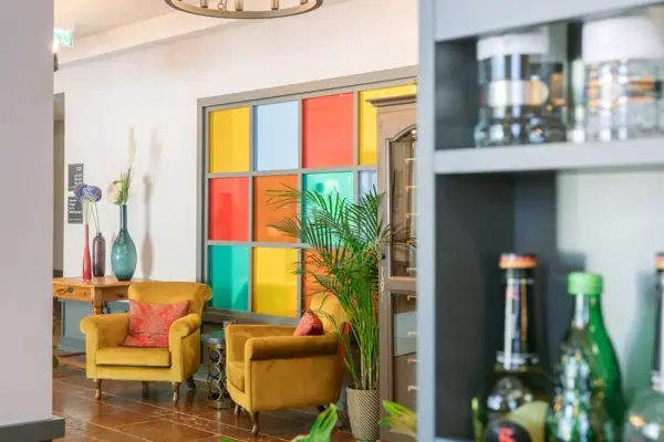 Lobby Ein Raum mit einem Kronleuchter und Stühlen.