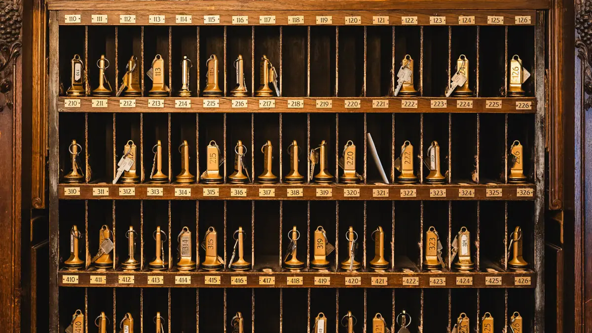 Schlüsselbrett an der Rezeption im HENRI Berlin Schlüsselschrank mit vielen Zimmerschlüsseln