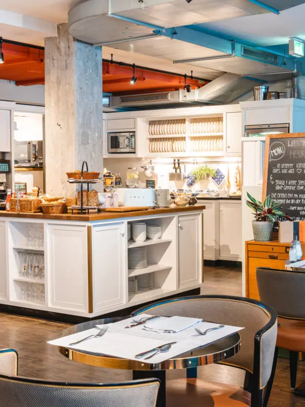 Kücheninsel in der Kontorküche im HENRI Hamburg Kücheninsel mit Frühstücksbuffet