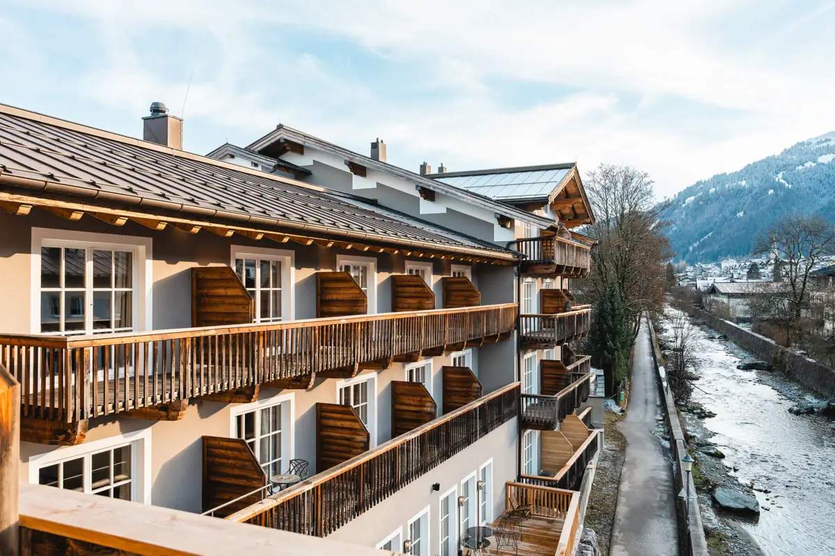 HENRI Kitzbühel mit Blick auf die Ache HENRI Hotel Kitzbühel an der Kitzbüheler Ache – zentrale Lage