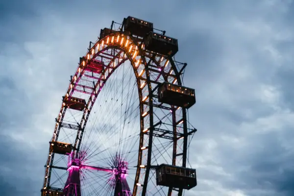 Riesenrad Riesenrad mit Lichtern im Freien