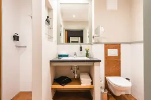 Badezimmer Badezimmer mit Waschbecken und Toilette, ausgestattet mit Spiegel und Armaturen.