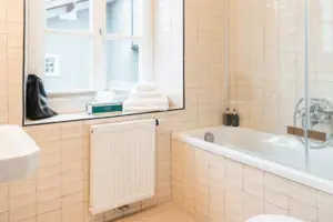 Badezimmer Badezimmer mit Fenster und Badewanne