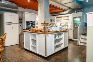 Kontorküche im HENRI Hotel Hamburg Küche mit großer Kücheninsel und Frühstücksbuffet