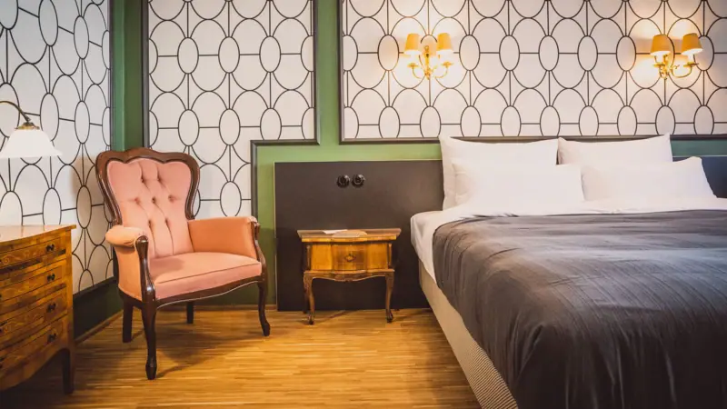 Zimmer HENRI Wien Schlafzimmer mit Bett und Stuhl