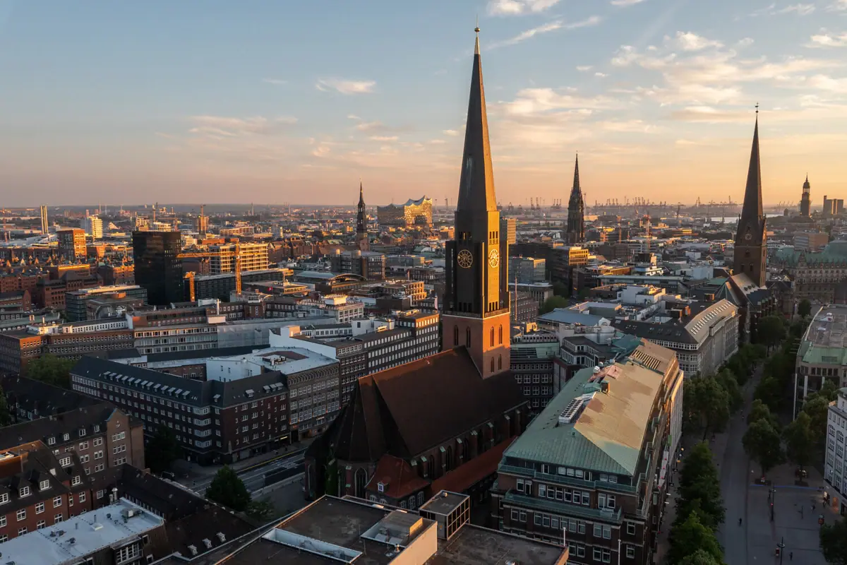 St. Jacobi Kirche Hamburg Stadtansicht mit hohem Kirchturm und leicht bewölktem Himmel.