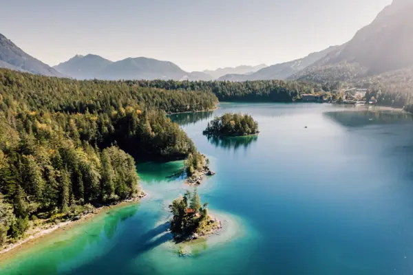 Eibsee Bayern See mit klarem blauem Wasser und grünen Tannen